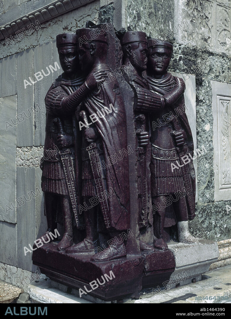 LOS TETRARCAS. Esculturas que se hallan en el exterior de la basílica de San Marcos. Realizadas en porfirio. Maximiaco y Diocleciano como Augustos, y Galerio y Constantino como Cesares. Cronológicamente pertenece a la época del emperador Diocleciano (s. IV). Pieza que fue saqueada del Palacio de Bizancio en 1204. Actualmente pertenece a Tesoro de San Marcos. VENECIA. Italia.