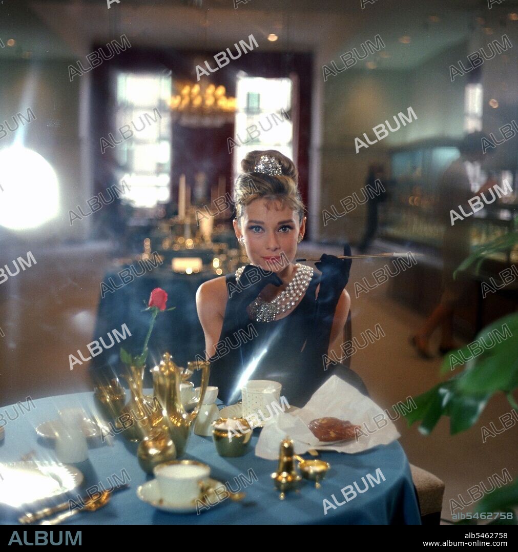 AUDREY HEPBURN in BREAKFAST AT TIFFANY'S, 1961, directed by BLAKE EDWARDS. Copyright PARAMOUNT PICTURES.