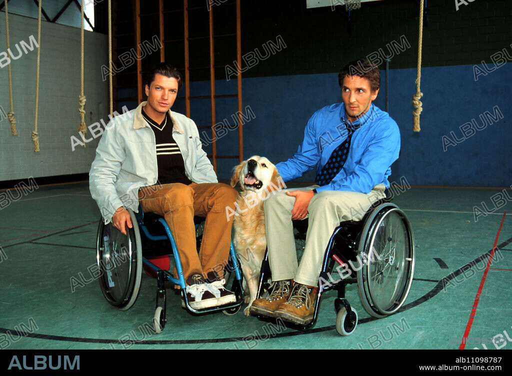 After a fall, the life of playboy Jan Evers falls apart. He is paralyzed from the waist down and will be confined to a wheelchair for the rest of his life. Full of impotent rage and desperate depression, he separates from his wife. Can the encounter with Nick, who is also paralyzed, give Jan's life a new meaning? Image: HARDY KRÜGER JR. (Nick), MARK KELLER (Jan Evers) Director: Johannes Fabrick / Title: Shattered Dreams - A Love in Chains / Germany 1998.