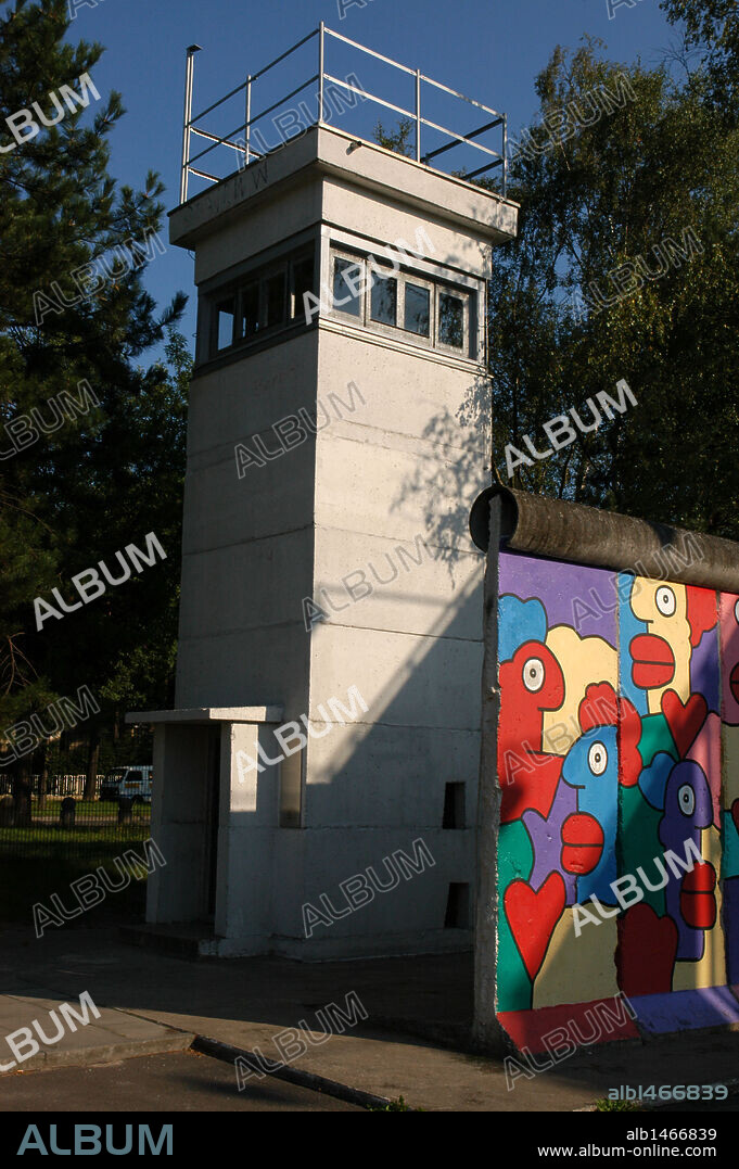 TORRE DE VIGILANCIA y TROZO DEL MURO DE BERLIN. MUSEO DE LOS ALIADOS ("ALLIIERTEN MUSEUM"). BERLIN. Alemania.