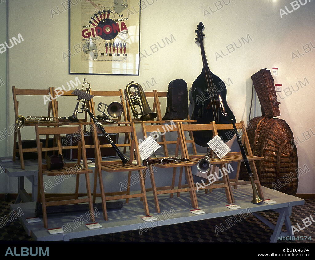 INSTRUMENTOS MUSICALES DE UNA COBLA DE SARDANAS.