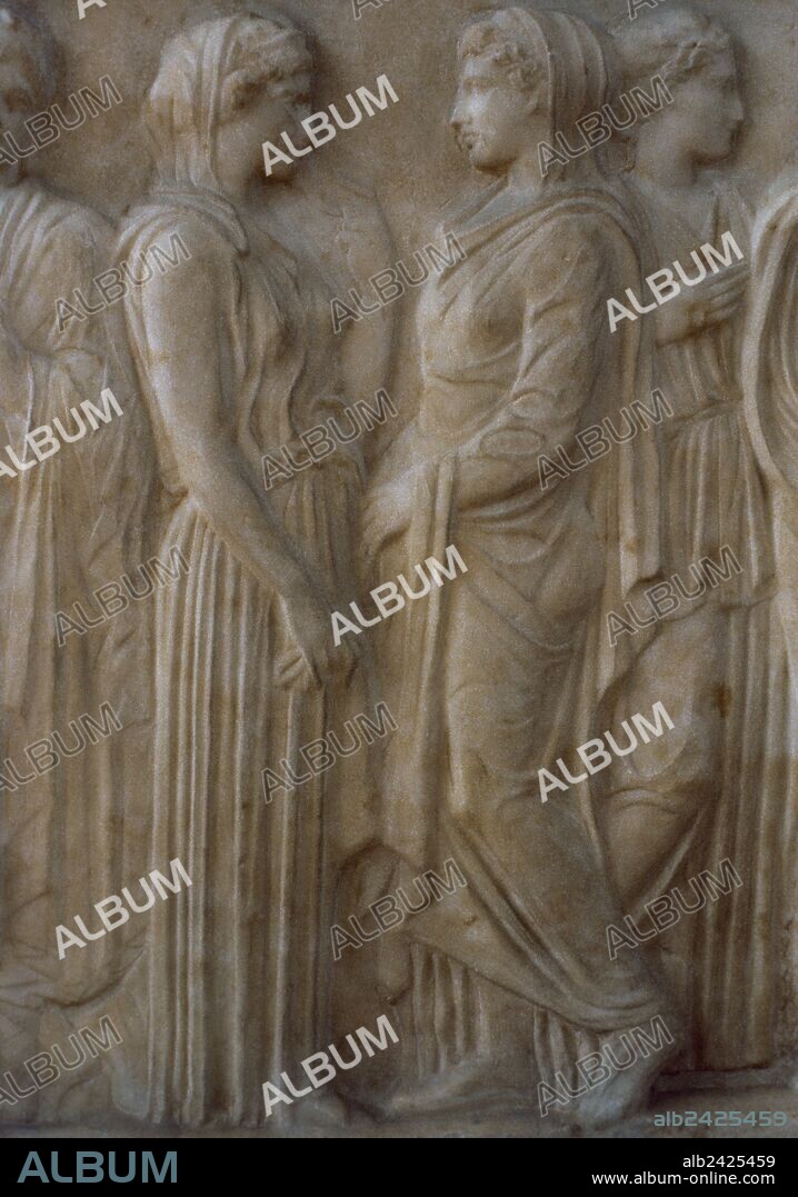 ARTE GRIEGO. GRECIA. Relieve votivo dedicado por Xenokrateia al Dios Kephisos. 410 a. C. Detalle. Pieza hallada en Neo Phaleron, Atenas. Museo Arqueológico Nacional. Atenas. Grecia.