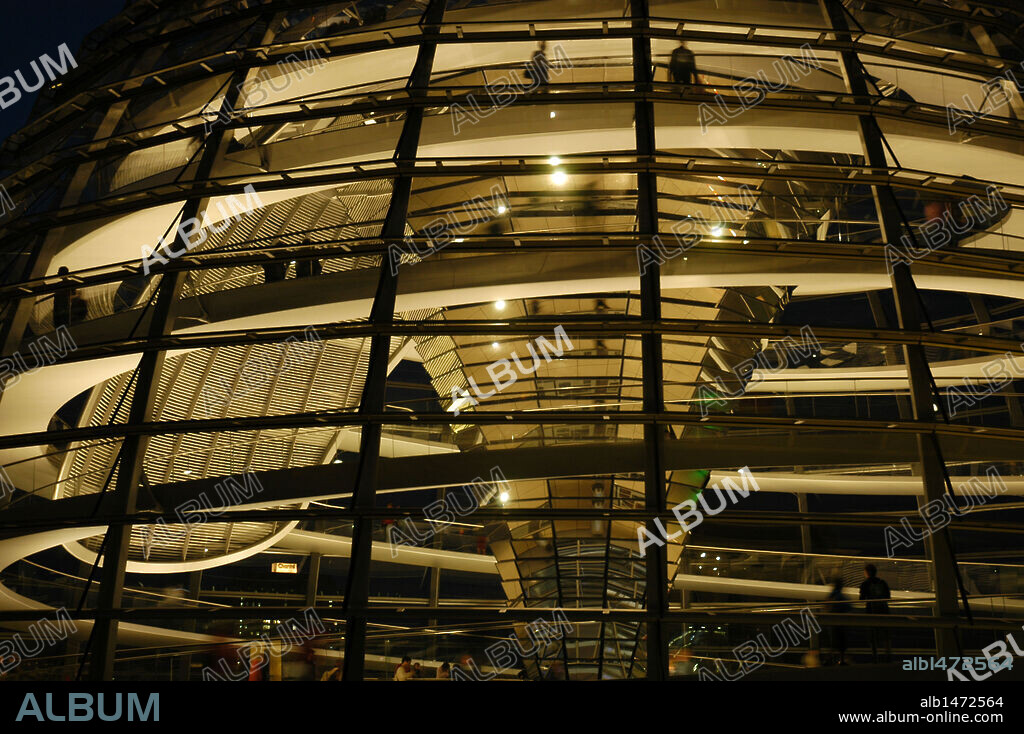 ARTE S. XX. ALEMANIA. REICHSTAG. Sede del Parlamento alemán. Interior de la CUPULA diseñada por el arquitecto inglés Norman Foster. Berlín.