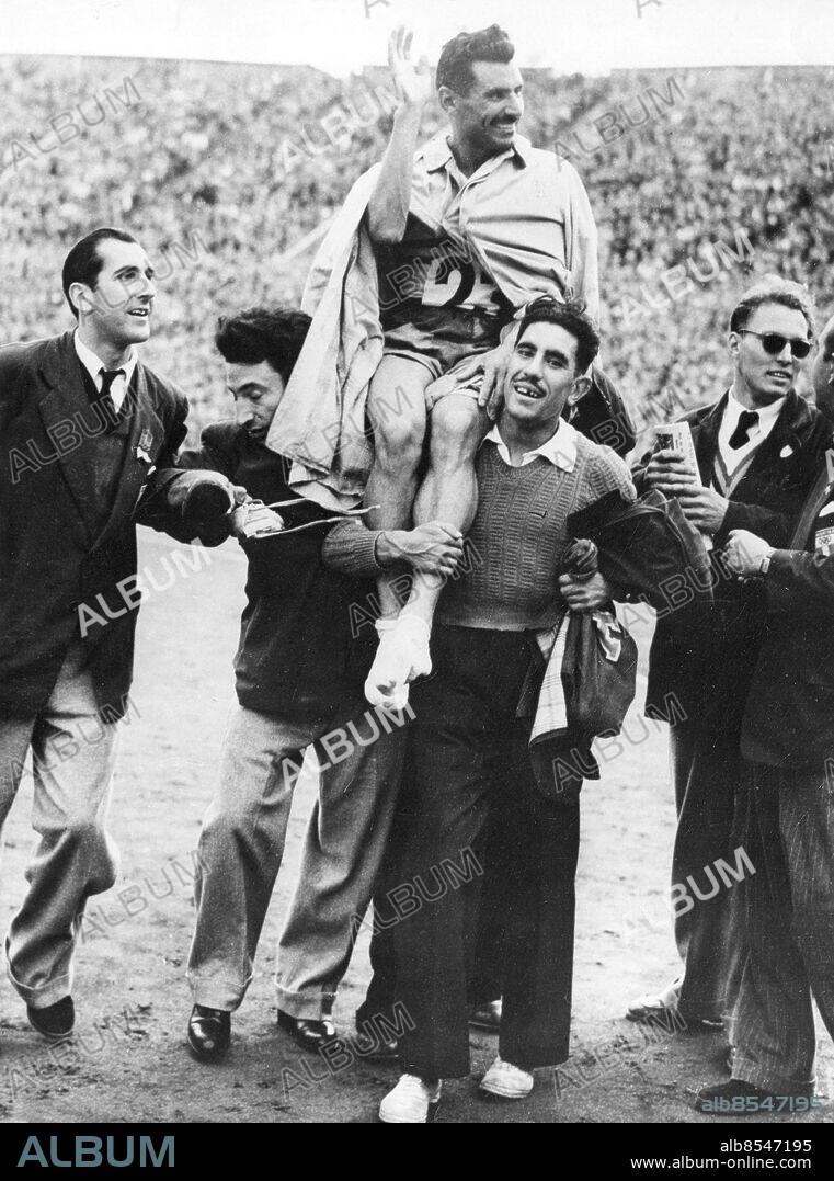 STORBRITANNIEN LONDON 1948-08-07.. Delfo Cabrera, argentinsk maratonlöpare, blir buren på Wembley Stadium efter segern vid de olympiska sommarspelen 1948 på tiden 2 tim 34 min 51.6 sek. Han tog därmed Argentinas första guldmedalj under spelen. Tom Richards, Storbritannien, kom tvåa och Etienne Gailly, Belgien, kom trea.. Foto: Reuterphoto / AB Text & Bilder / SVT / Kod: 5600. Engelsk originalbildtext.. Mapp: O.S. i London 1948: Marathon-loppet(Segrare: Cabrera, Argentina) I:275p. Vinnare Segrare.