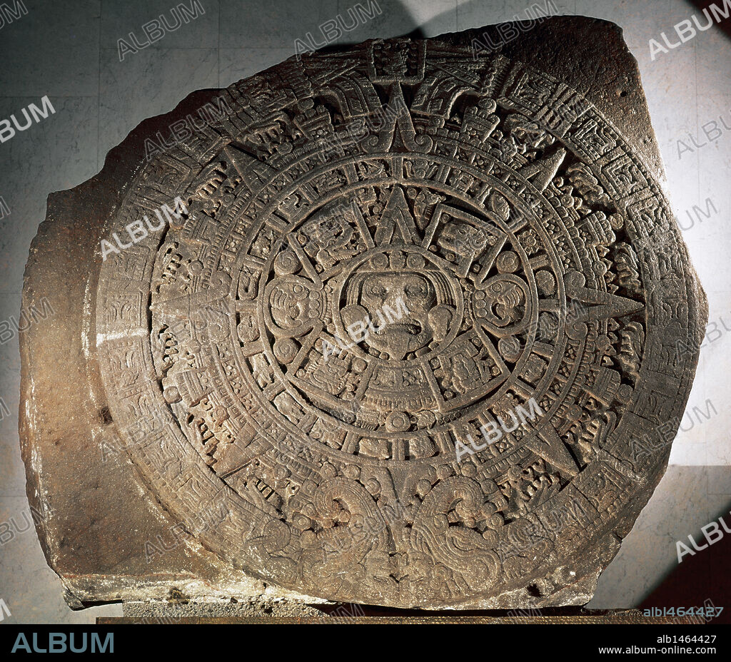 CALENDARIO AZTECA O PIEDRA DEL SOL. Relieve lleno de símbolos, suma de los conocimientos cosmogónicos aztecas. Realizado en basalto y de dimensiones colosales: 3,6 m. de diámetro. Museo Nacional de Antropología. México.