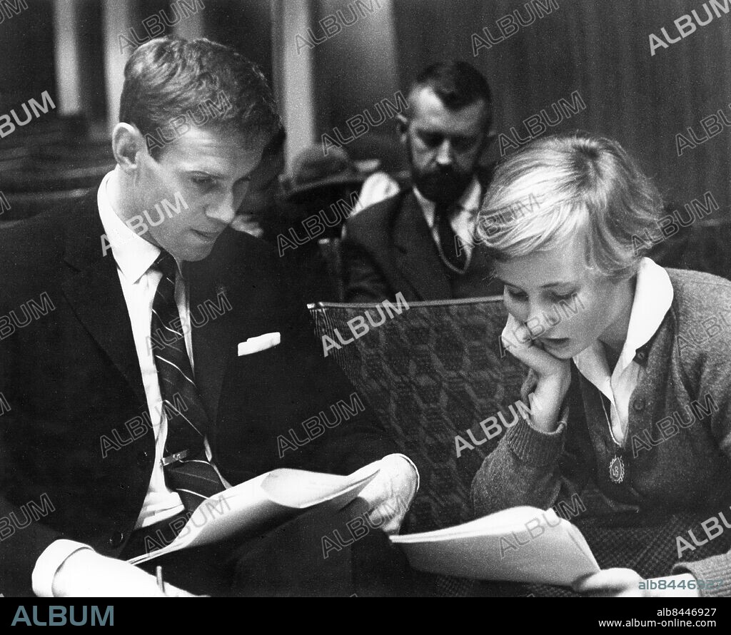 1958-11-13.. TIMMEN TUMBA. Radioprogram. 1957-1961 hade Sven Tumba det egna radioprogrammet Timmen Tumba.. Här ses från vänster Sven Tumba Johansson, idrottsman och programledare, Allan Schulman, journalist och TV-producent, och lillvärdinnan Puck, Eva Hammar.. Foto: Ulf Stråhle / RiR / SVT / Kod: 5600. Notis publ. i RiR 48/58 sid. 61.. RiR 14759 sv/v neg   . Mapp: Timmen Tumba den 9/10 1958 U 92.