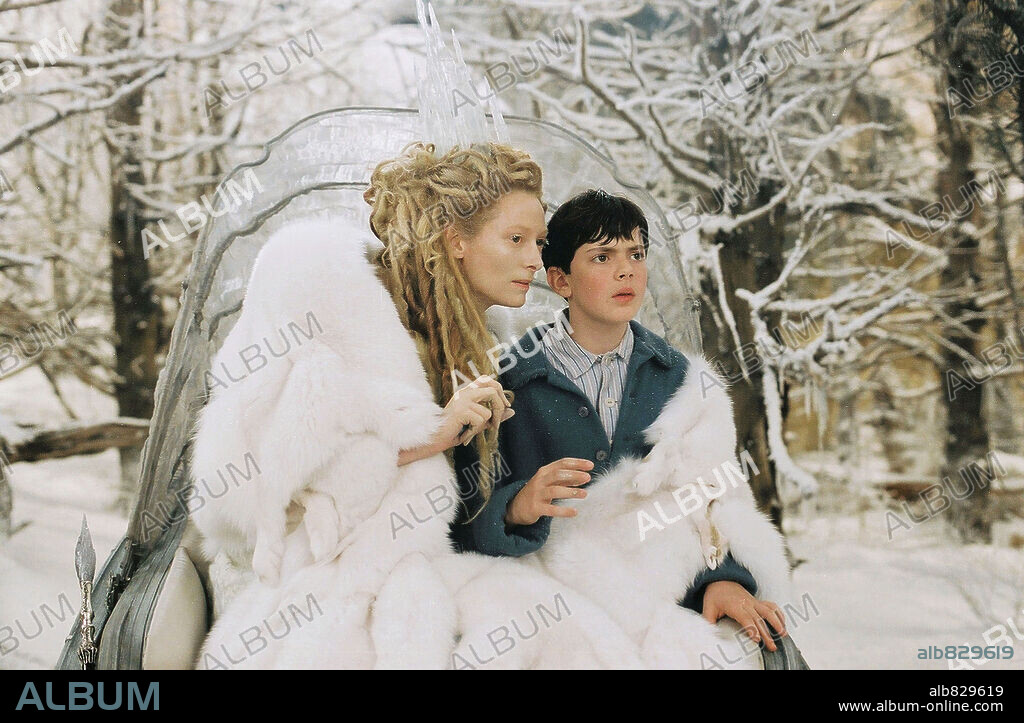 SKANDAR KEYNES and TILDA SWINTON in CHRONICLES OF NARNIA: THE LION, THE WITCH AND THE WARDROBE, THE, 2005, directed by ANDREW ADAMSON. Copyright WALT DISNEY PICTURES / BRAY, PHIL.