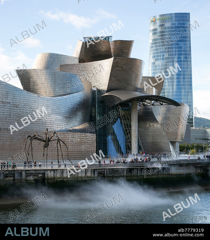 Spanien Bilbao Baskenland 1452 Guggenheim-Museum 1997 vollendet v Frank O Gehry rechts Iberdorla-Tower 2009-12 von César Pelli vorn temporäre Nebelskulptur 1998 v Fujiko Nakaja.