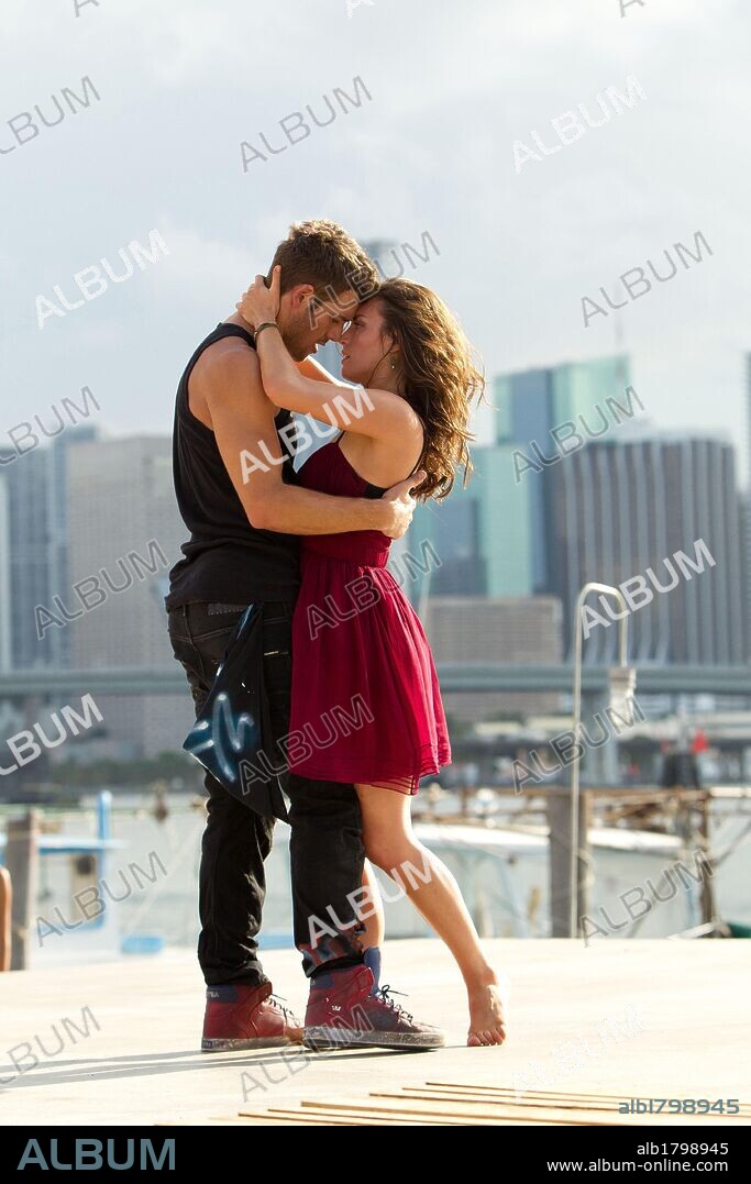 KATHRYN MCCORMICK y RYAN GUZMAN en STEP UP: REVOLUTION, 2012. Copyright OFFSPRING ENTERTAINMENT.