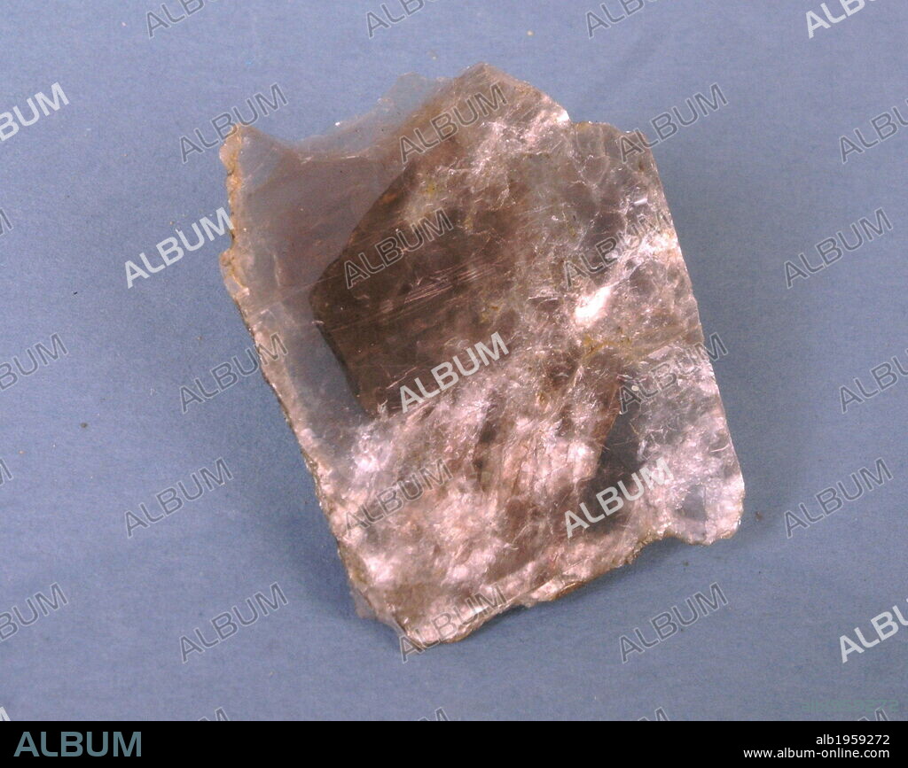 MICA POTASICA. La especie más común del grupo de las micas. Conocida también con los nombres de MICA BLANCA o PICA MOSCOVITA.
