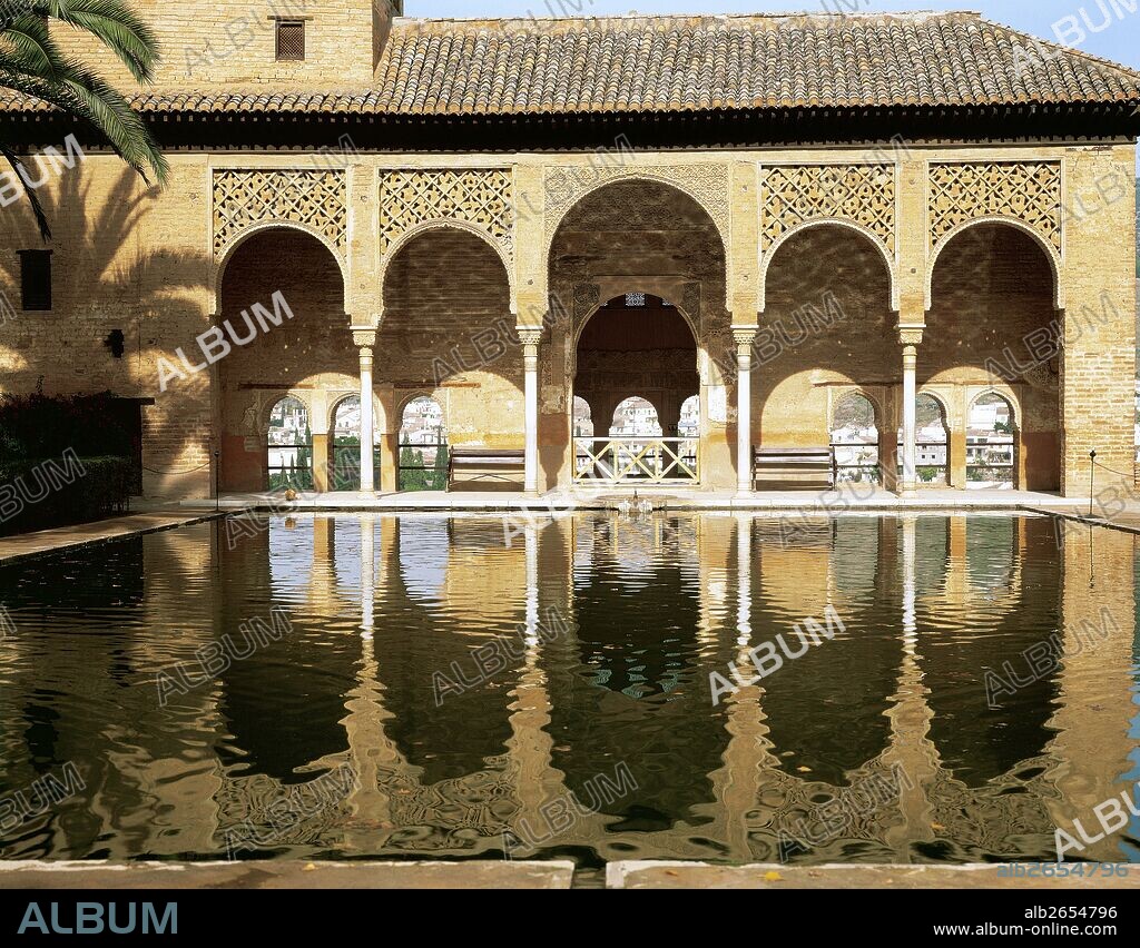 ARTE ISLAMICO. ESPAÑA. LA ALHAMBRA. Epoca Nazarí, siglo XIV. "TORRE DE LAS DAMAS". Edificio construído a principios del siglo XIV, durante el reinado de Muhammad IV (1325-1333), en los Jardines del Partal. PORTICO CON ARCOS DE HERRADURA. GRANADA. AndalucÍa.