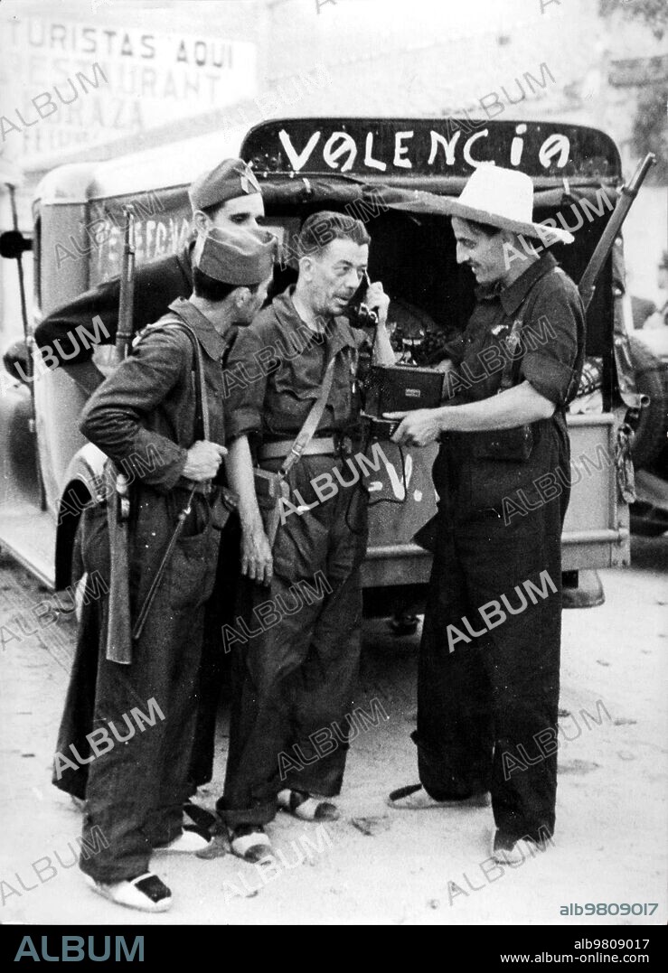 Agosto 1936. Dos Técnicos de la Telefónica valenciana que Prestaban servicio en la Columna "Fantasma", que Operaba con gran éxito en Navalmoral.