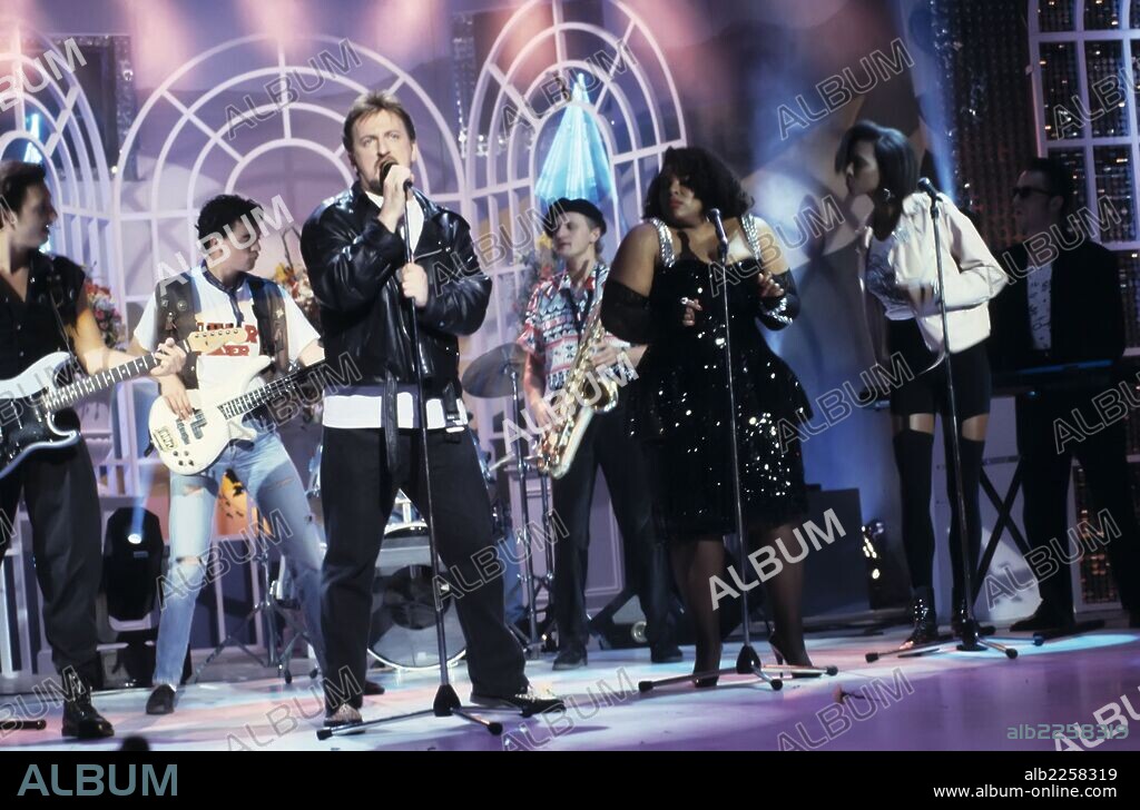 JAVIER GURRUCHAGA. CANTANTE Y ACTOR ESPAÑOL. ACTUACION EN MADRID CON LA ORQUESTA MONDRAGON , AÑO 1979.