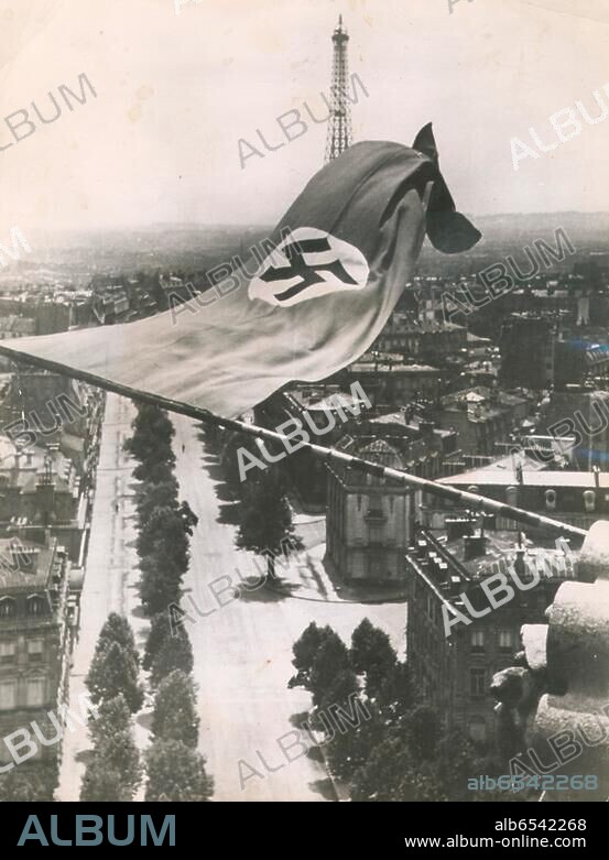2. Weltkrieg / Westfront: Einmarsch deutscher Truppen in Paris 14. Juni 1940.-Die Hakenkreuzfahne auf dem Arc de Triomphe nach dem Einmarsch deutscher Truppen in Paris.-Foto.