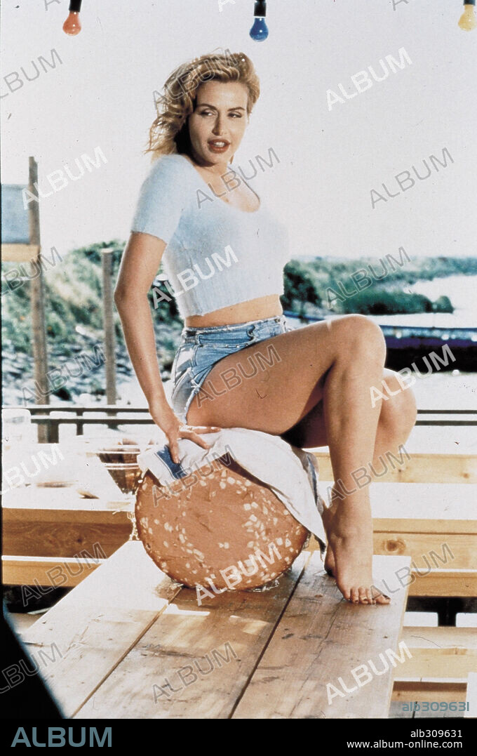 VALERIA MARINI en BAMBOLA, 1996, dirigida por JUAN JOSE BIGAS LUNA. Copyright STAR LINE PRODUCTIONS.