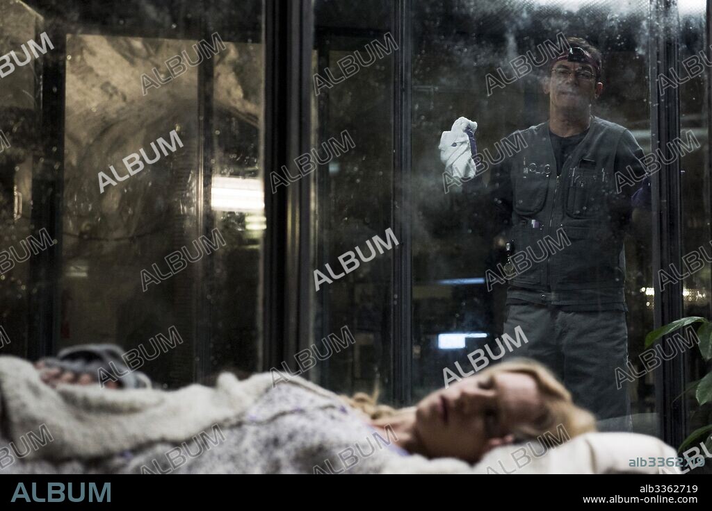 BRIT MARLING and JASON ISAACS in THE OA, 2016, directed by BRIT MARLING and ZAL BATMANGLIJ. Copyright NETFLIX.