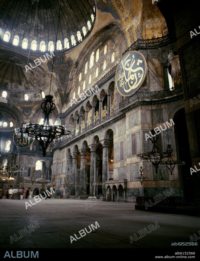 ANTEMIO DE TRALLES (474-534) E ISIDORO MILETO (442. INTERIOR DE SANTA SANTA SOFIA DE CONSTANTINOPLA - CONSTRUIDA ENTRE EL AÑO 532-537 - MEDALLONES CON INSCRIPCIONES DEL CORAN.