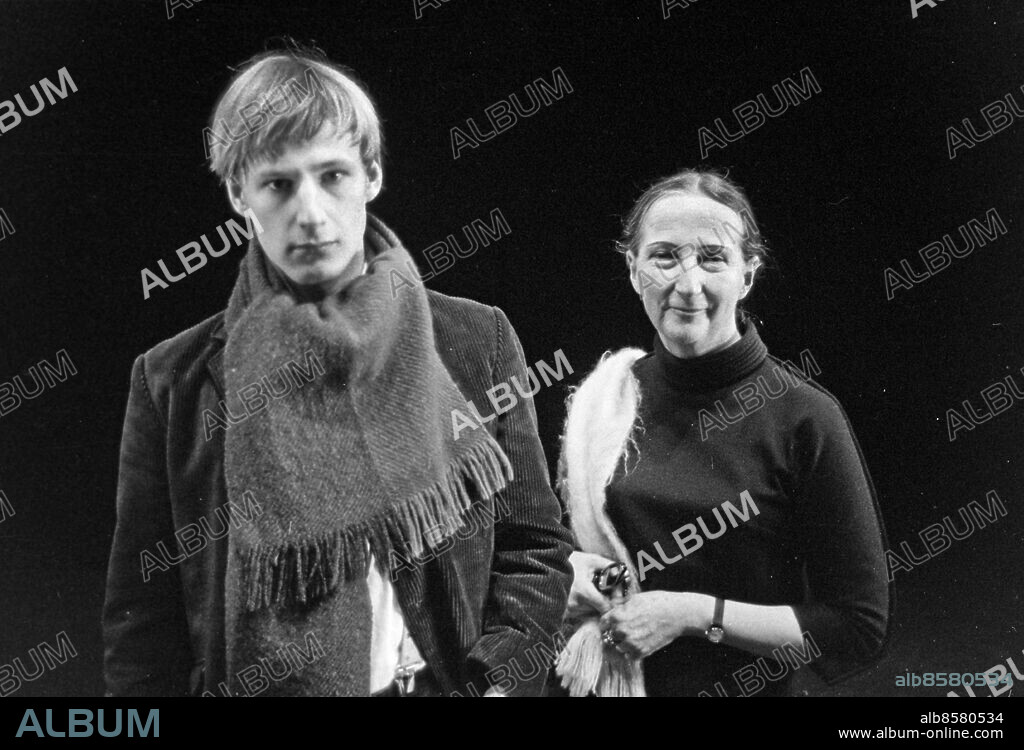 GÄVLE 1969-03.. Niklas Ek, dansare, och Birgit Cullberg, dansare och koreograf (mor till Niklas).. Foto: Ulf Stråhle / RiR / SVT / Kod: 5600. Reportage publ. i RiR 14/69 inför TV-programmet Vindarnas grotta. TV-balett av Birgit Cullberg. RiR 19394 sv/v. Halsdukar.
