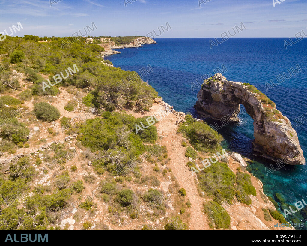 Es Pontas, natural rock arch, Santanyí, Mallorca, Balearic Islands, Spain, Europe.