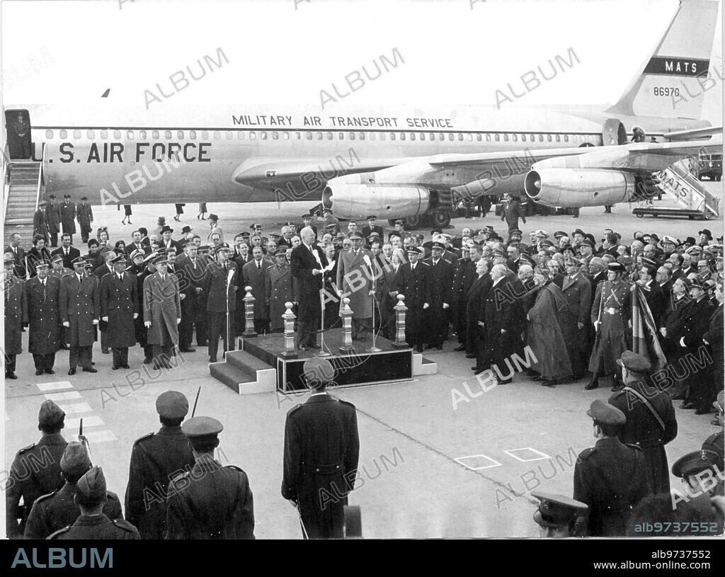Torrejón de Ardoz (Madrid), 21/12/1959. Ike Eisenhower, entonces presidente de Estados Unidos, llegaba a Madrid para una corta visita a nuestro país. Franco le recibió en el aeropuerto de Barajas, al pie de la escalerilla del avión, para darle la bienvenida. Su visita suponía de hecho la aceptación internacional de su régimen.