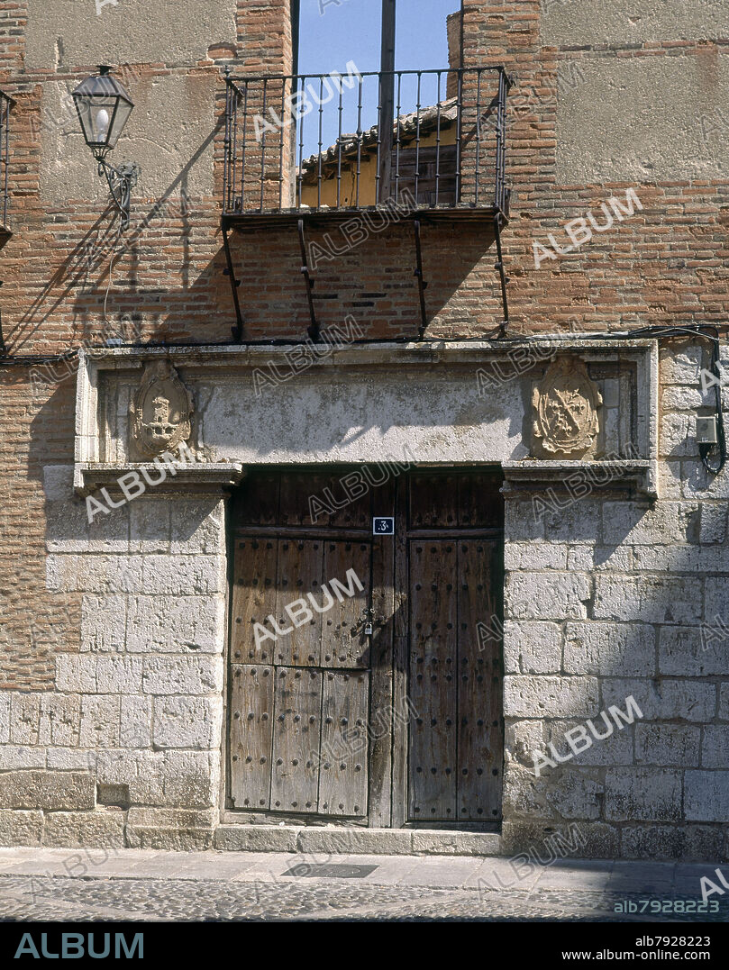 PUERTA DE CASA SEÑORIAL CON ESCUDOS HERALDICOS - FOTO AÑOS 90 -.