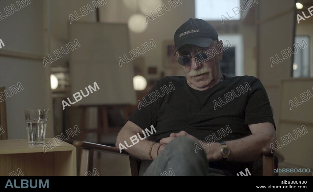 OSWALD AULESTIA BACH en OSWALD: EL FALSIFICADOR, 2022, dirigida por KIKE MAILLO. Copyright FILMIN.