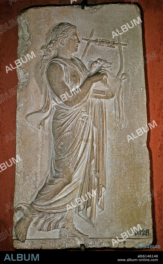 RELIEVE DE MUSA TOCANDO LA LIRA - SIGLO II AC - HELENISTICO CON ELEMENTOS NEOATICOS.