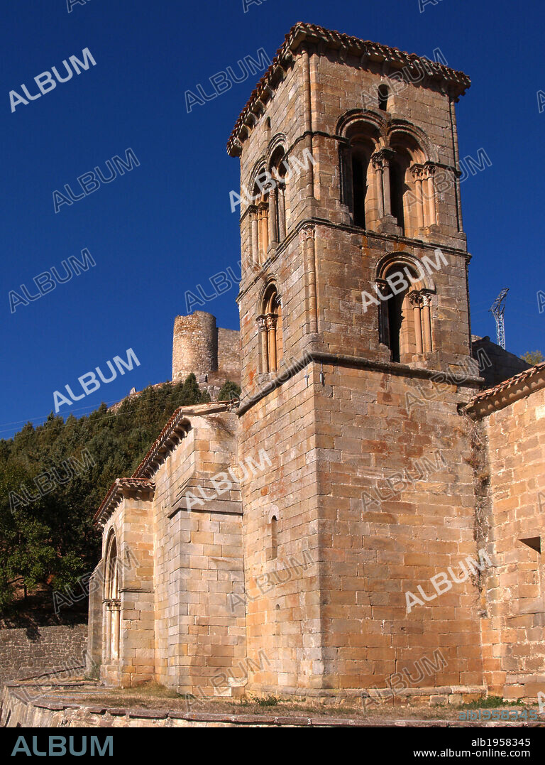 ARTE ROMANICO. ESPAÑA. IGLESIA DE SANTA CECILIA. Templo realizado en estilo románico del norte. Vista de la TORRE, construida en el siglo XII. Formada por tres cuerpos, separados por impostas. Aguilar del Campo. Palencia. Castilla-León.