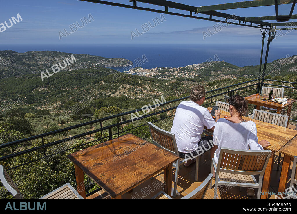 pareja de turistas en la terraza del mirador de Ses Barques, Fornalutx, Mallorca, Balearic Islands, Spain.
