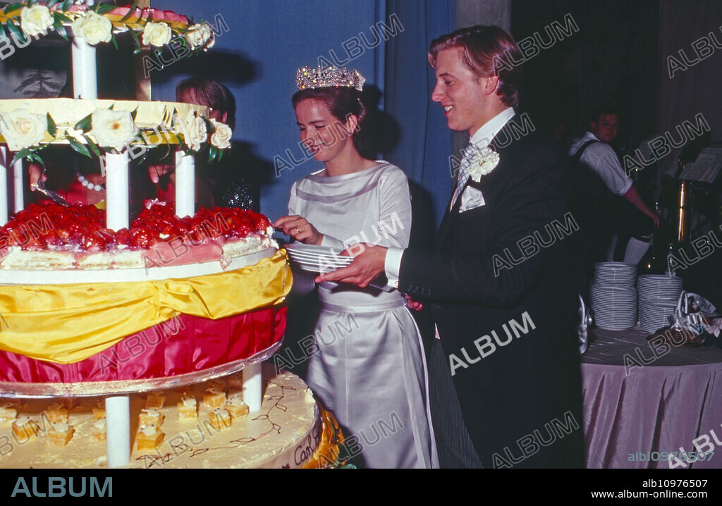 Just married couple Princess Alexandra zu Sayn Wittgenstein Sayn and Prince Carl Eugen zu Oettingen and Wallerstein with their wedding cake at Bendorf, Germany 1994.
