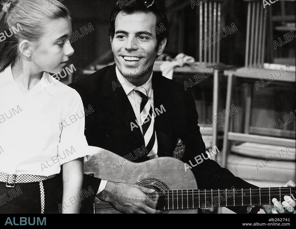 JULIO IGLESIAS en LA VIDA SIGUE IGUAL, 1969.