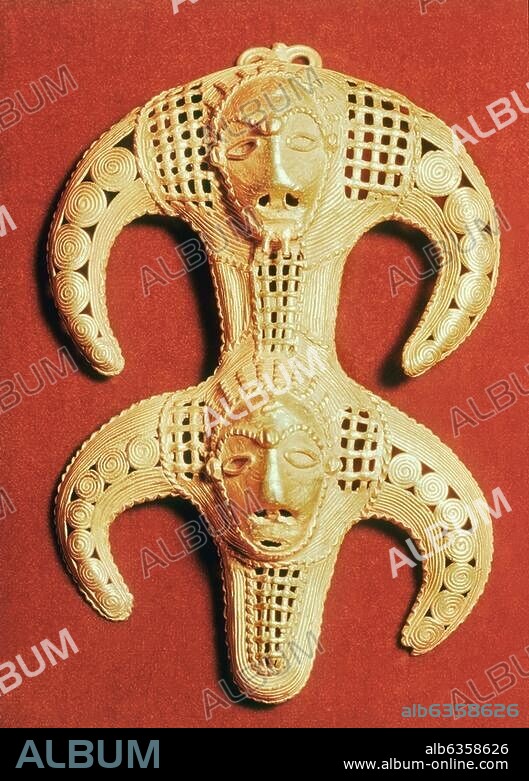 Westafrikanisch, Baule, Elfenbeinküste, - Goldschmuck (Doppelmaske mit Hörnern).- Gold, 4,8 × 10,8 cm. Dakar, Institut d'Afrique noire.