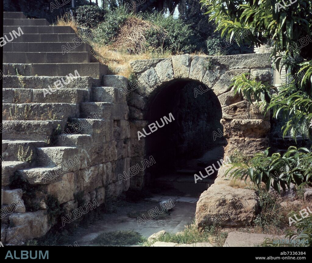 ARCO DEL TEATRO ROMANO DE MALAGA CONSTRUIDO EN EL SIGLO I AC.