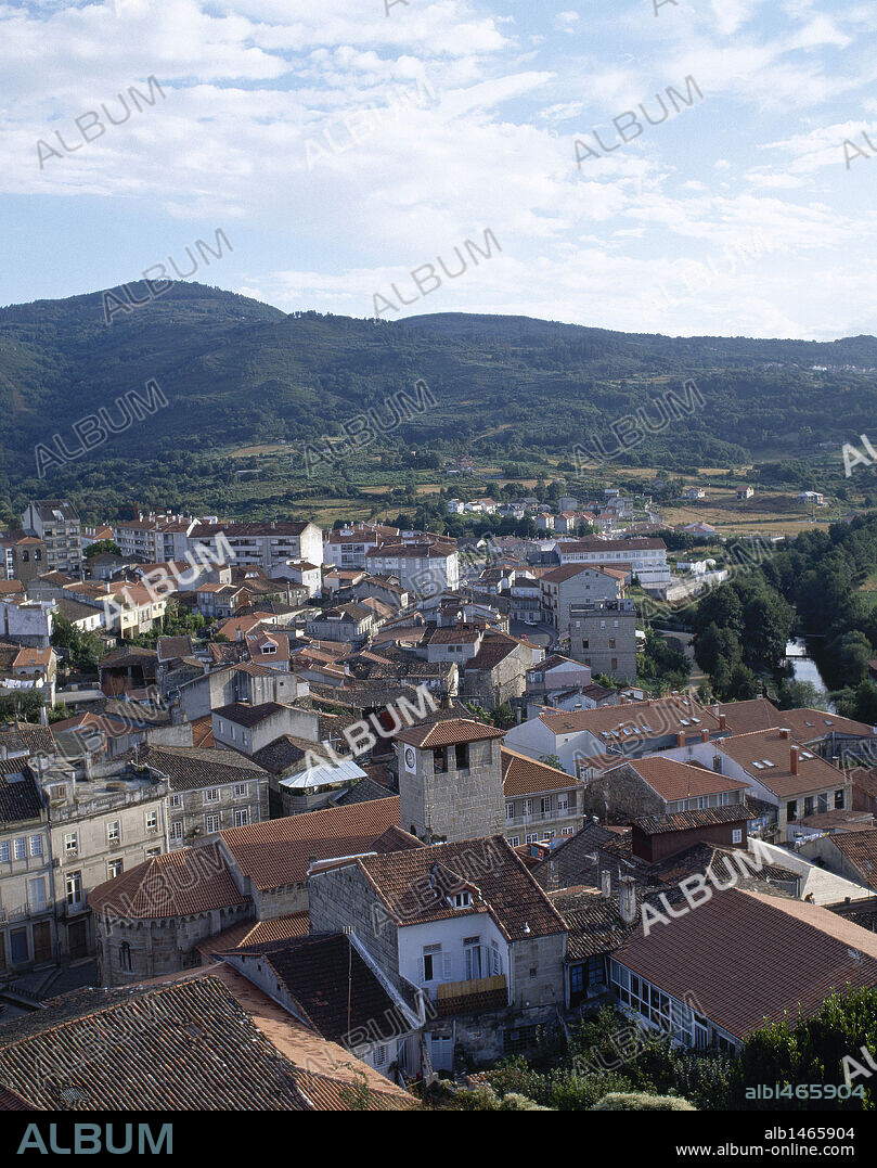 COMUNIDAD GALLEGA. ALLARIZ. Panorámica de la población, antigua Villa Allarici, de origen suevo o godo. En ella Alfonso IX estableció la famosa "Corte Literaria" y su nieto, Alfonso X el Sabio, mientras fue rey de Galicia y León, recopiló aquí las Cantigas de Santa María. Provincia de Ourense. España.