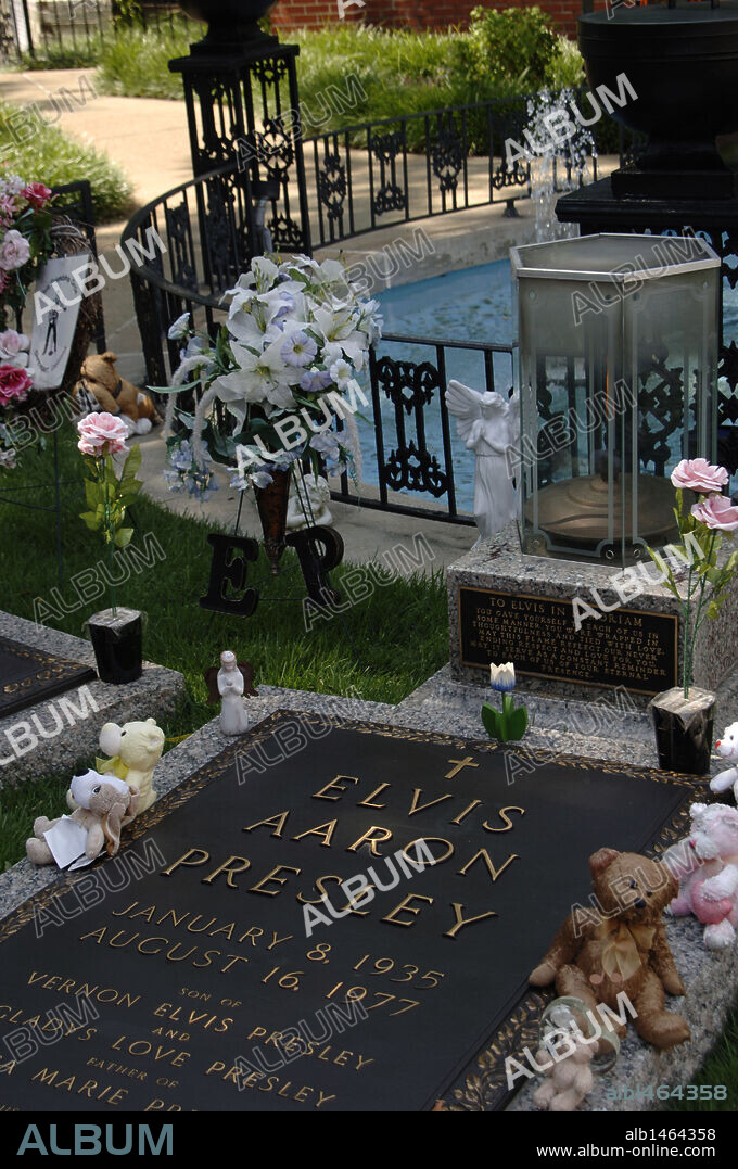 Tennessee. Memphis. Graceland Mansion to Elvis Presley (1935-1977). Meditation graden. Grave of "The King". USA.