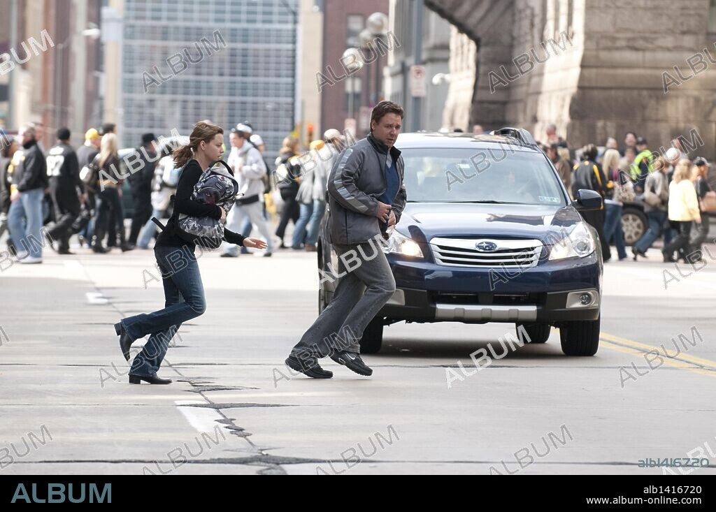 ELIZABETH BANKS and RUSSELL CROWE in THE NEXT THREE DAYS, 2010, directed by PAUL HAGGIS. Copyright FIDELITE FILMS.