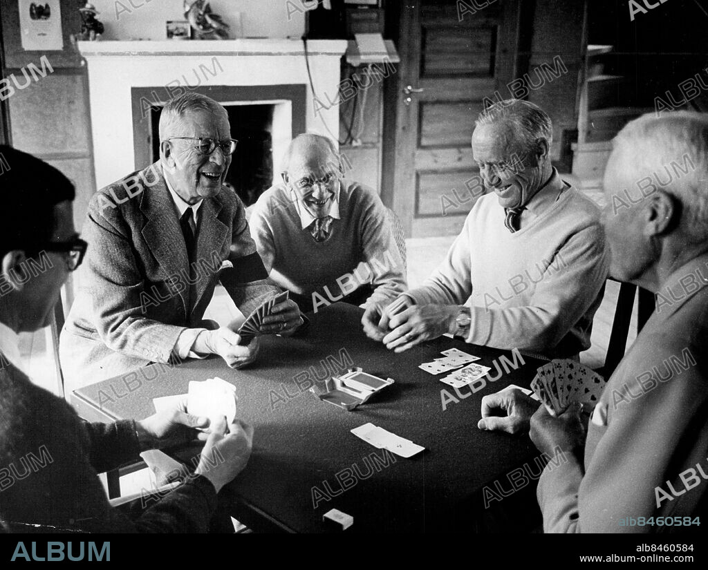 Tärnaby 1965-08-02. Kung Gustaf VI Adolf (tvåa från vänster) spelar kort i sportstugan i Tärna med greve Carl Johan Bernadotte, Clarence Crafoord, Sixten Wohlfart och Nils Danielsen. Foto: Svenskt Pressfoto / TT / kod 2060.