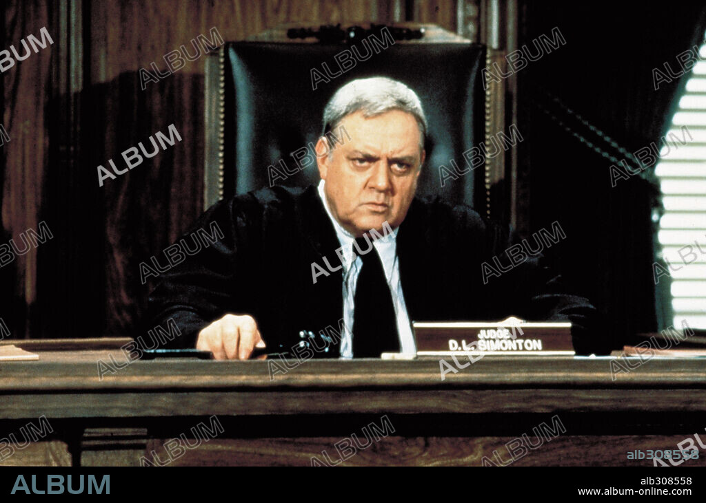 RAYMOND BURR dans AIRPLANE II: THE SEQUEL, 1982. Copyright PARAMOUNT PICTURES.