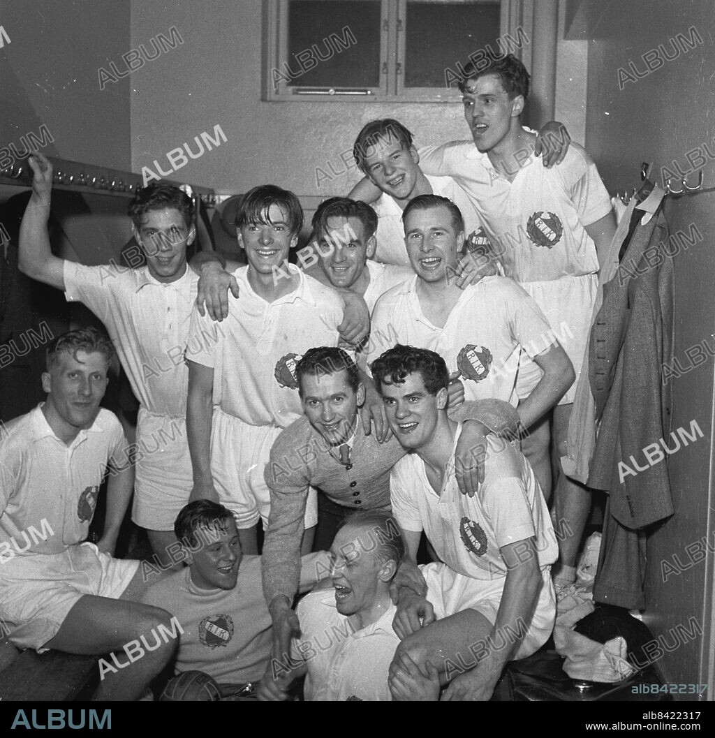Göteborg 1946. Seriefinal i handboll mellan MIK och RIK, som vann, i Mässhallen mars 1946.. Fr. v sittande: Valter Larsson, Henry Öberg, Arne Nilsson, lagledaren Arvid Roslöv och Olle Juthage. Stående fr, v: Bertil Lundberg, Sten Åkerstedt, Gösta Swerin, Holger Karlsson, samt överst Lars-Erik Olsson och Rolf Andreasson. *** Local Caption *** GP mar1946_493. KAMERAREPORTAGE.