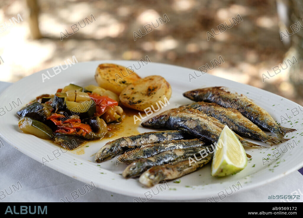 Sardinas a la plancha, restaurante Es Codol Foradat, Beach Club, Formentera, balearic islands, Spain.