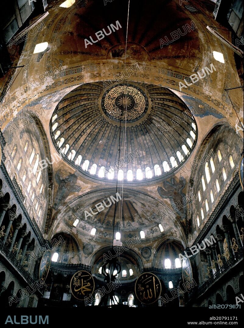 ANTEMIO DE TRALLES (474-534) ISIDORO DE MILETO. CUPULA DE SANTA SANTA SOFIA DE CONSTANTINOPLA - LA PRIMERA CUPULA SE HUNDIO EN EL 558 Y LA SEGUNDA SE CONSTRUYO EN EN EL 563.