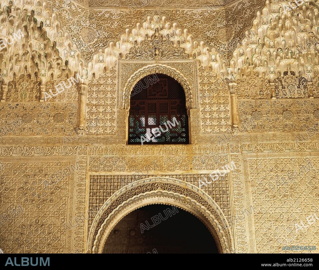 ARTE ISLAMICO. EPOCA NAZARI. ESPAÑA. LA ALHAMBRA. Palacio Real. SALA DE LAS DOS HERMANAS. Construída en época del rey Muhammad V (1354-1391). Detalle del estucado en yesería de los muros, con diversos temas, obras del poeta Ibn Zamrak y de los mocárabes del techo. GRANADA. Andalucia.