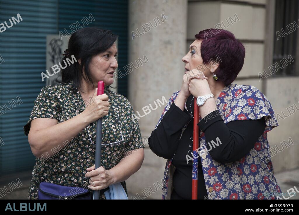 AMPARO MORENO y PILAR MARTINEZ en CUANTO MAS GRANDE MEJOR, 2017 (SABATES GROSSES), dirigida por VENTURA PONS. Copyright ELS FILMS DE LA RAMBLA.