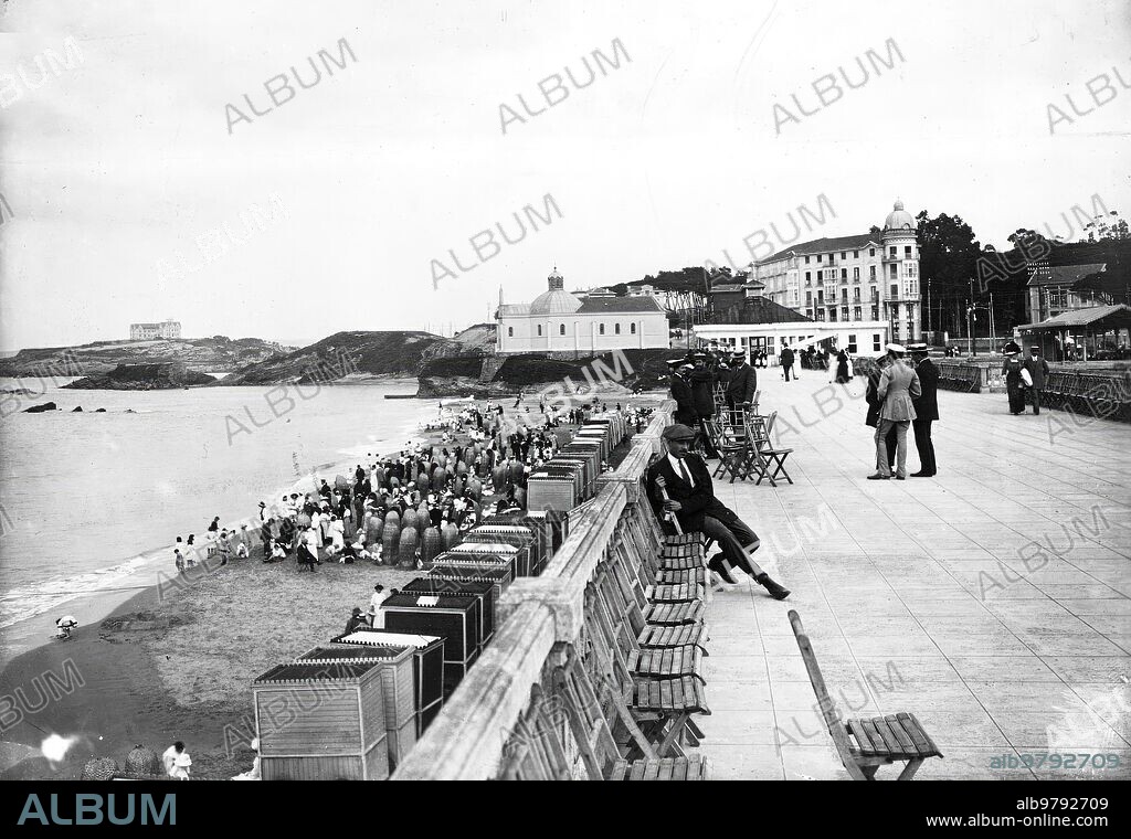 Santander, 30/07/1912. Vista general de la primera playa del Sardinero y al fondo, a la izquierda, el Real Palacio de la Magdalena.