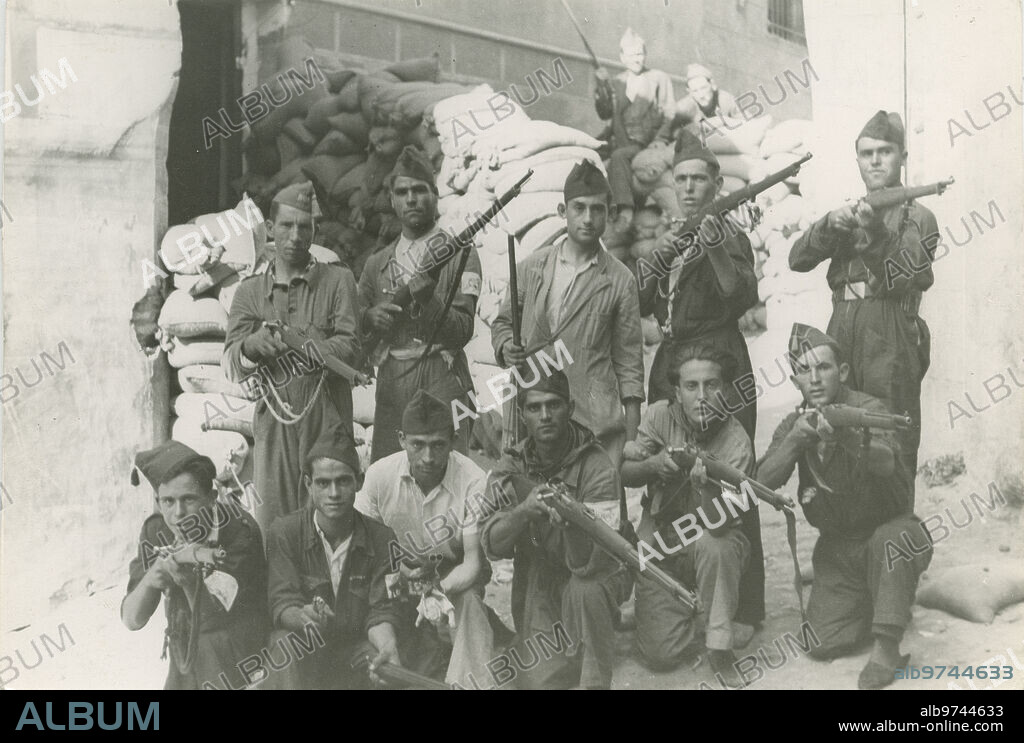 Agosto 1936. Toledo (España). Guerra Civil Española. Un parapeto con su dotación de milicianes en los alrededores del Alcázar de Toledo.