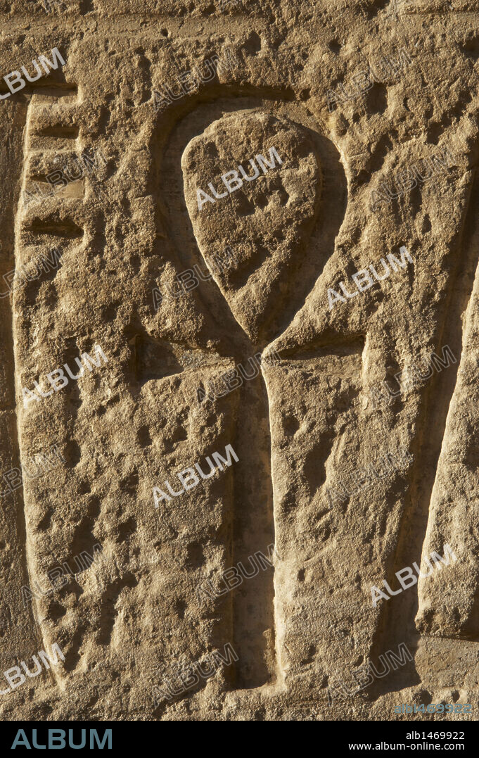 ARTE EGIPCIO. EGIPTO. Relieve con el signo jeroglífico del LAZO DE LA VIDA "ANKH". Amuleto en forma de nudo. Templo de Ramses III. Imperio Nuevo. Egipto.