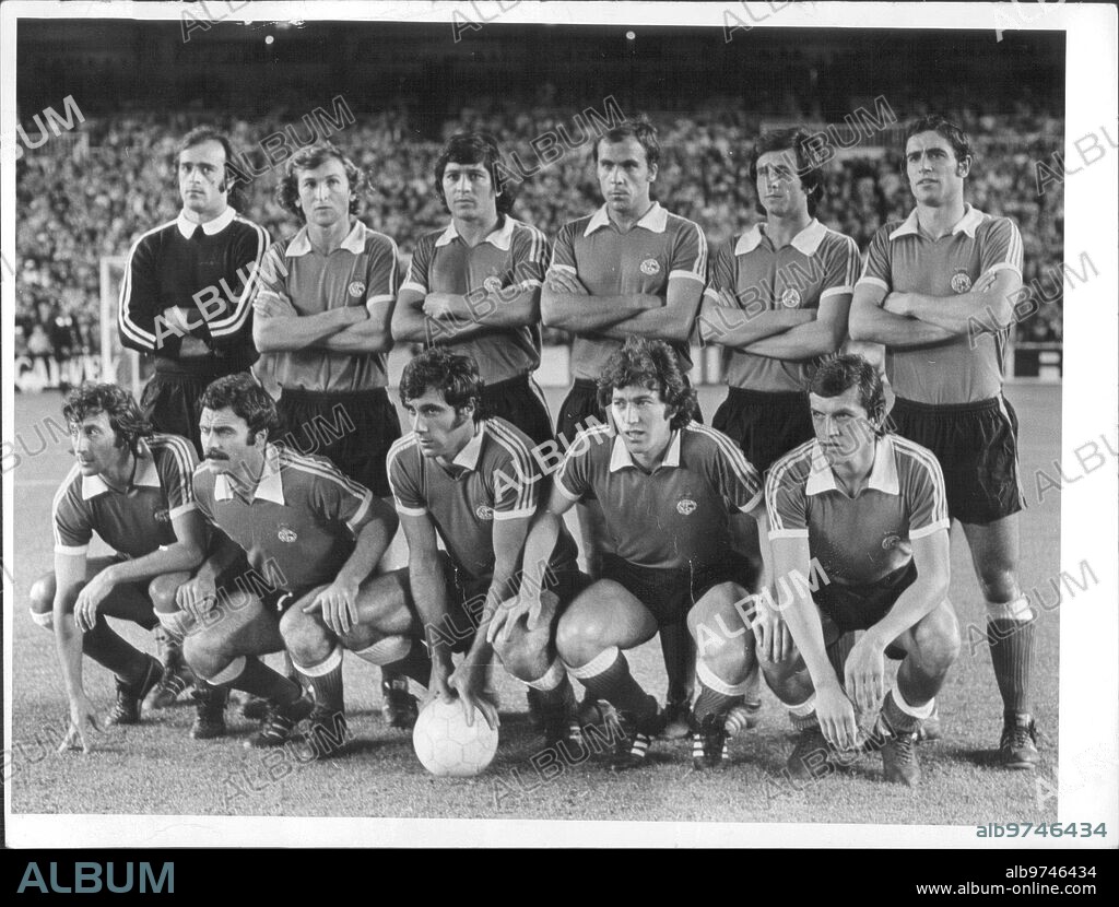 5 septiembre 1975. El Racing de Santander antes de un partido en el estadio Santiago Pernabeu con el real Madrid, que Perdieron por 2-0. De izquierda A derecha y de arriba A Abajo: Santamaría, Lolo, Portu, Geñupi, Chinchón, Santi, Ufarte, Sergio, Aitor Aguirre, Díaz y Zubiría.