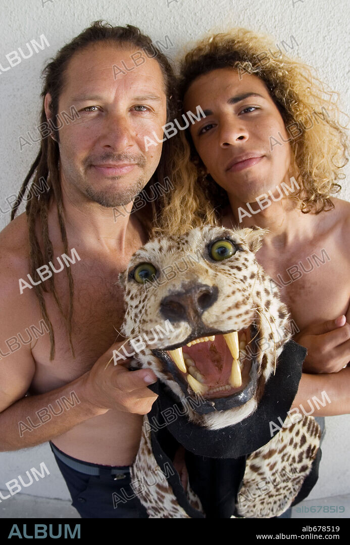 TONY Z-BOY ALVA y VICTOR RASUK en LOS AMOS DE DOGTOWN, 2005 (LORDS OF DOGTOWN), dirigida por CATHERINE HARDWICKE. Copyright COLUMBIA PICTURES / TRUEBLOOD, J.