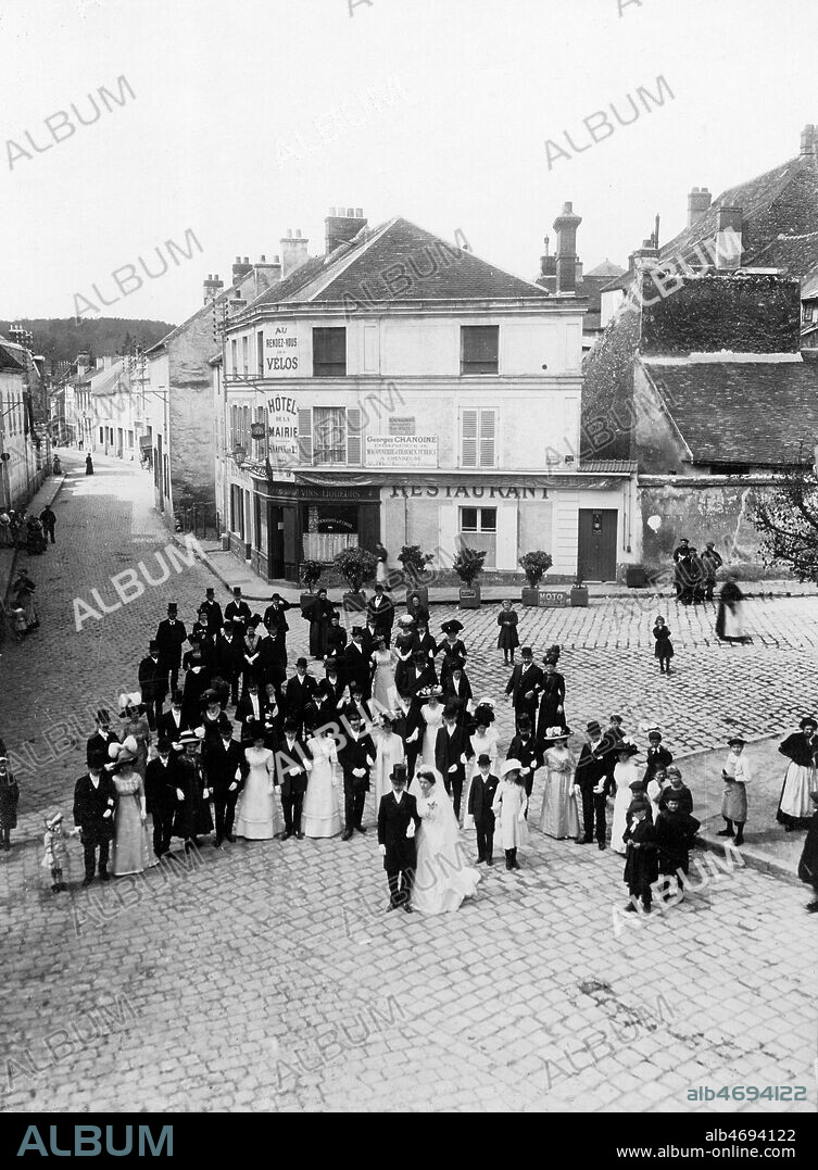 Mariage sur la place du village, France, vers 1900-1910. Credit Collection Avant-Demain/KHARBINE-TAPABOR.