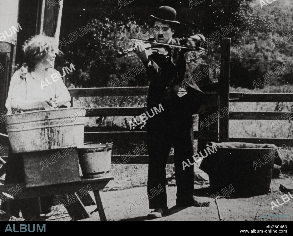 CHARLIE CHAPLIN en CHARLOT, BOHEMIO [CHARLOT, MUSICO AMBULANTE], 1916 (THE VAGABOND), dirigida por CHARLES CHAPLIN. Copyright MUTUAL FILM COMPANY.